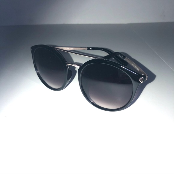 Chic Black Sunglasses - Picture 1 of 4